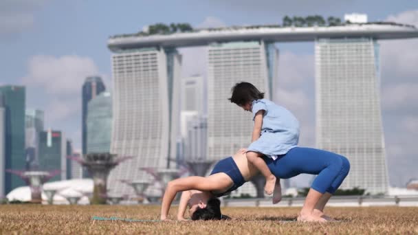 Asiatisch Chinesisch Weiblich Yogi Spielend Mit Tochter Draußen Unter Die — Stockvideo