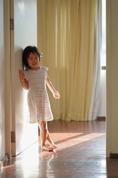 Asiatico Cinese Giovane Bambino Svegliarsi Piedi Alla Porta — Foto Stock