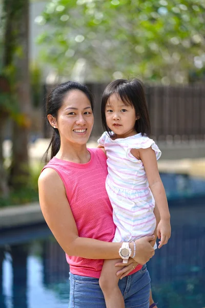 Asyalı Çinli Anne Gülümsüyor Küçük Kızıyla Dışarıda Poz Veriyor — Stok fotoğraf