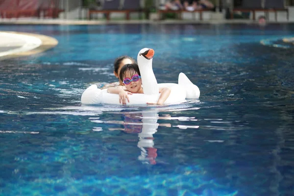 Asian Chinese Mother Spending Time Daughter Swimming Pool — Stock Photo, Image