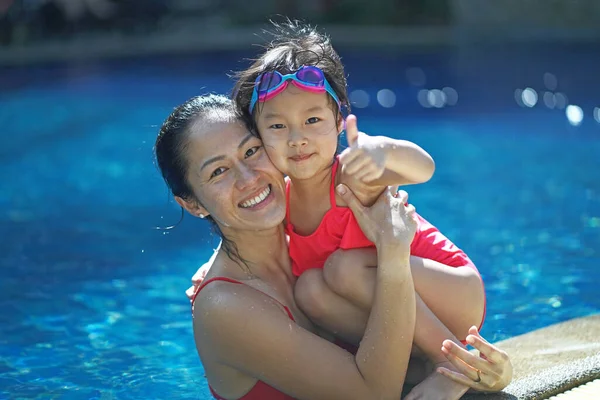 Asiática China Madre Hija Posando Junto Piscina —  Fotos de Stock