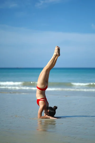 Çeşitli Yoga Pozisyonlarındaki Asyalı Çinli Kadın Kumsalda Mavi Suyla Poz — Stok fotoğraf