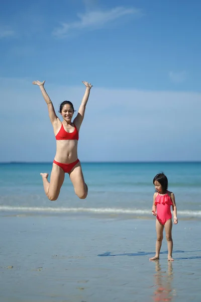 Asiática Chinesa Mulher Passar Tempo Brincando Com Filha Praia — Fotografia de Stock