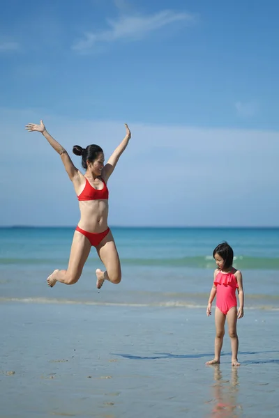 Азиатская Китаянка Проводит Время Играя Дочерью Пляже — стоковое фото