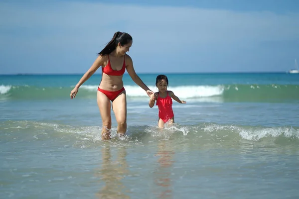 Asian Chinese Woman Spending Time Playing Daughter Beach — Stock Photo, Image