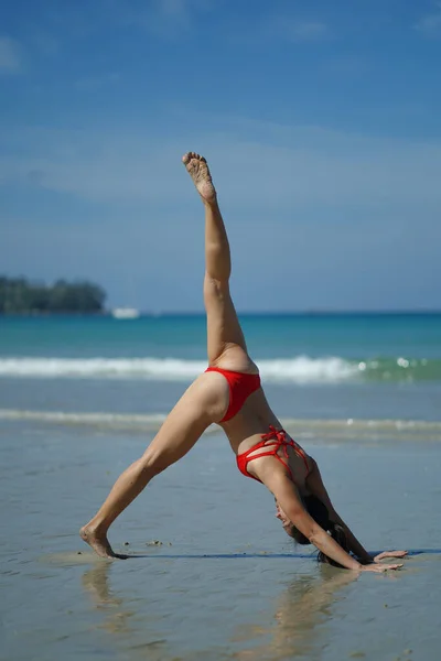 Asiática China Mujer Varios Yoga Poses Playa Con Agua Azul — Foto de Stock