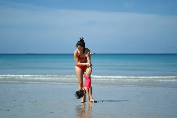 Asiática China Mujer Pasando Tiempo Jugando Con Hija Playa —  Fotos de Stock