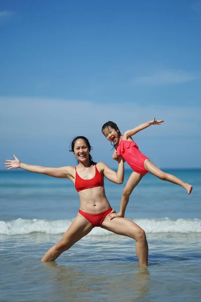 Asiatico Cinese Donna Spending Tempo Giocare Con Figlia Spiaggia — Foto Stock