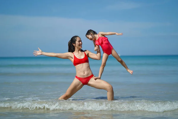 Asiática Chinesa Mulher Passar Tempo Brincando Com Filha Praia — Fotografia de Stock