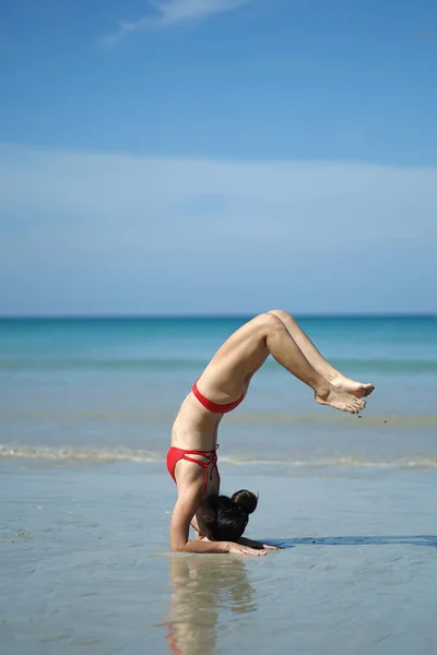 Asiatisk Kinesisk Kvinne Ulike Yogaposisjoner Stranden Med Blått Vann – stockfoto