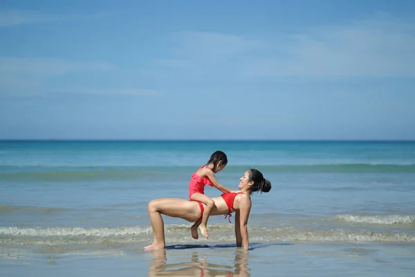 亚裔中国妇女花时间与女儿在海滩玩耍 — 图库照片