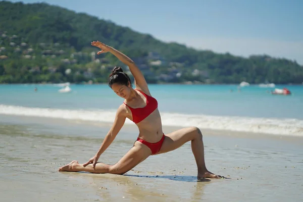 Asiatisk Kinesisk Kvinne Ulike Yogaposisjoner Stranden Med Blått Vann – stockfoto