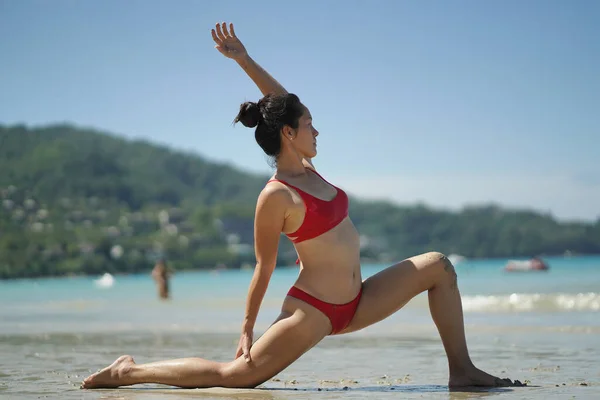 Asiática China Mujer Varios Yoga Poses Playa Con Agua Azul — Foto de Stock