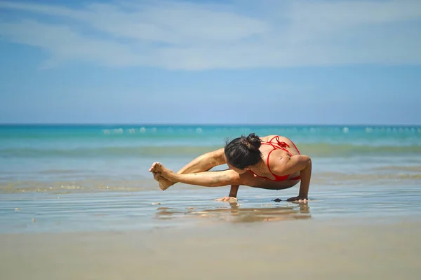 Asiatisk Kinesisk Kvinne Ulike Yogaposisjoner Stranden Med Blått Vann – stockfoto