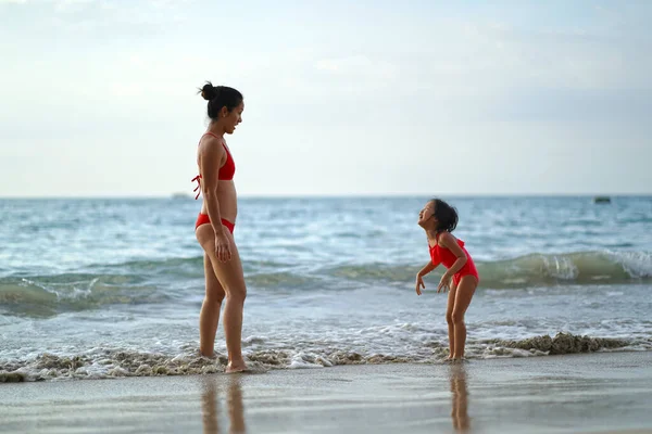 Asiática China Mujer Pasando Tiempo Jugando Con Hija Playa —  Fotos de Stock