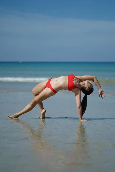 Азійська Жінка Різних Формах Йоги Пляжі Блакитною Водою Ліцензійні Стокові Зображення