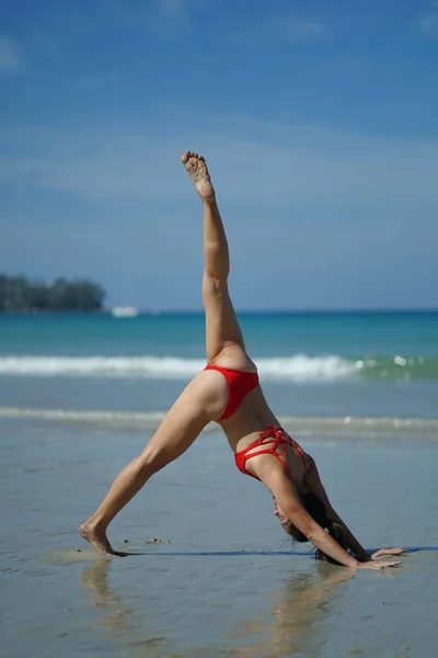 Asiática China Mujer Varios Yoga Poses Playa Con Agua Azul Imágenes de stock libres de derechos