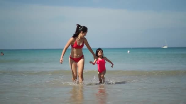 Asiático Chino Madre Hija Corriendo Orilla — Vídeos de Stock