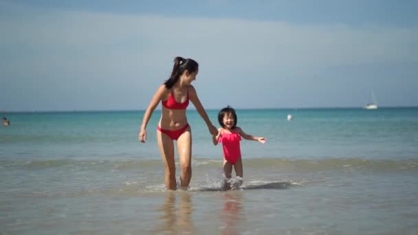 Cámara Lenta Asiático Chino Madre Hija Corriendo Orilla — Vídeo de stock