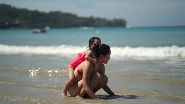 Rallentatore Asiatico Cinese Donna Bambino Giocare Spiaggia — Video Stock