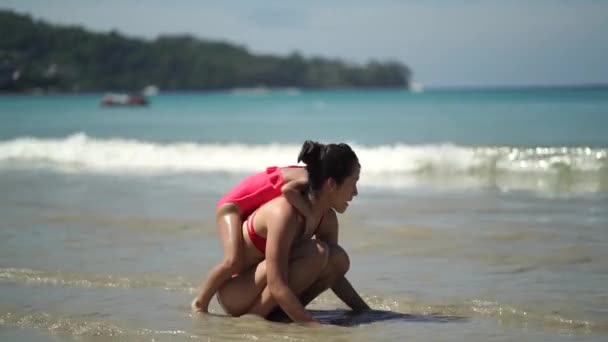 Asiática China Mujer Niño Jugando Playa — Vídeos de Stock