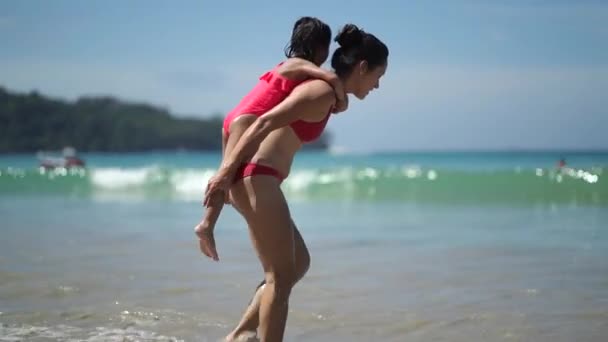 Rallentatore Asiatico Cinese Donna Bambino Giocare Spiaggia — Video Stock