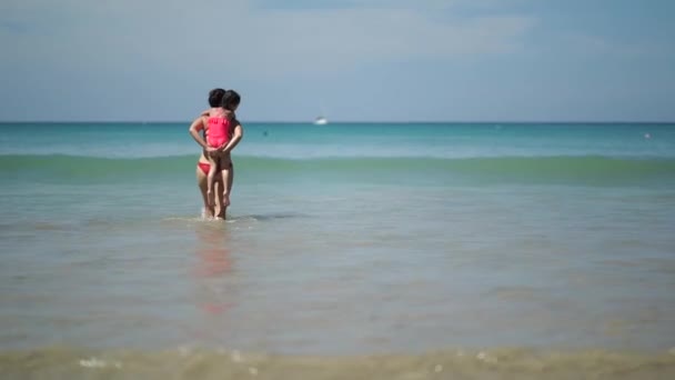 Asiatico Cinese Donna Bambino Giocare Spiaggia — Video Stock