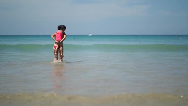 在海滩上玩耍的亚裔中国妇女和儿童的慢动作 — 图库视频影像