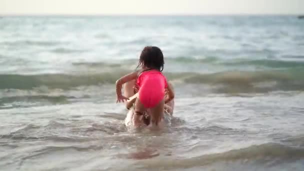 Asiática China Mujer Niño Jugando Playa — Vídeo de stock