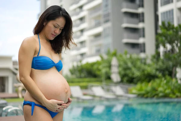 Ευτυχισμένη Ασιάτισσα Έγκυος Μητέρα Που Ποζάρει Στην Πισίνα Γεμάτη Χαμόγελα — Φωτογραφία Αρχείου