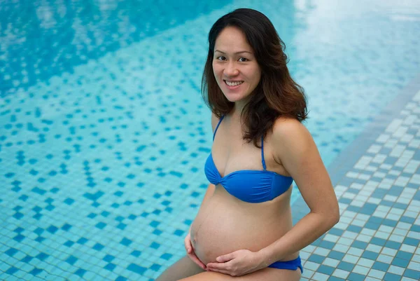 Glücklich Asiatisch Chinesisch Schwanger Frau Mutter Posing Von Die Pool — Stockfoto