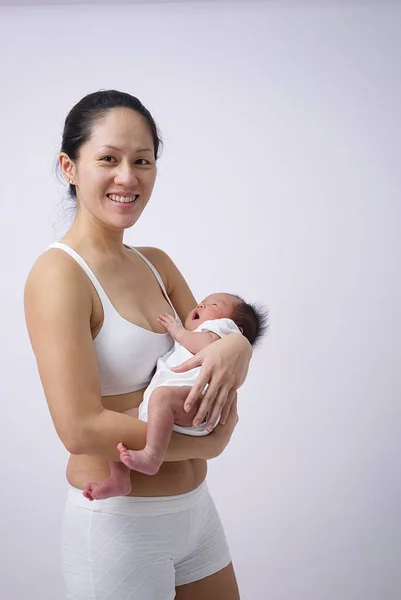 Berço Bebê Recém Nascido Nas Mãos Mulher — Fotografia de Stock
