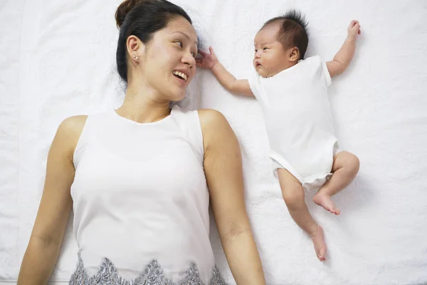 Asijské Číňanky Žena Matka Ležící Vedle Novorozeně Dítě Hrát — Stock fotografie