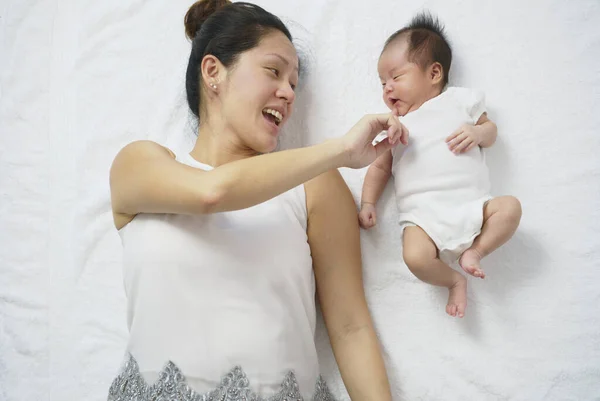 Aziatische Chinees Vrouw Moeder Liggend Naast Pasgeboren Kind Spelen Met — Stockfoto