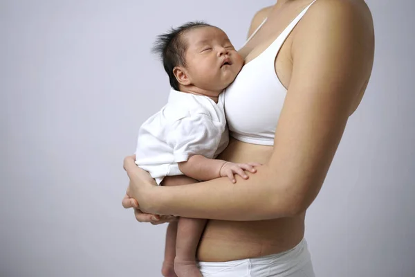 Recién Nacido Duerme Profundamente Los Brazos Madre Imagen de archivo