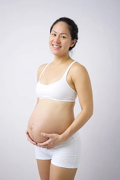 Glücklich Asiatisch Chinesisch Frau Holding Auf Sie Schwanger Bauch Photo — Stockfoto