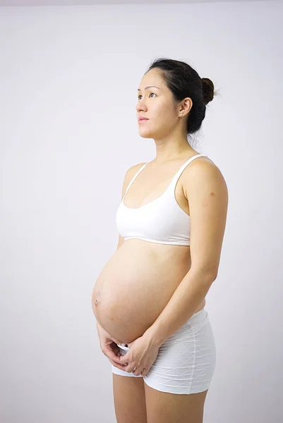 Szczęśliwy Azji Chiński Kobieta Trzyma Jej Ciąży Brzuch Studio Fotograficznym — Zdjęcie stockowe