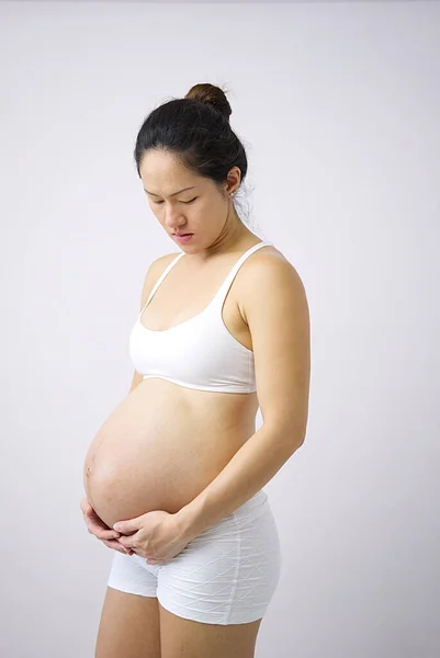 Szczęśliwy Azji Chiński Kobieta Trzyma Jej Ciąży Brzuch Studio Fotograficznym — Zdjęcie stockowe