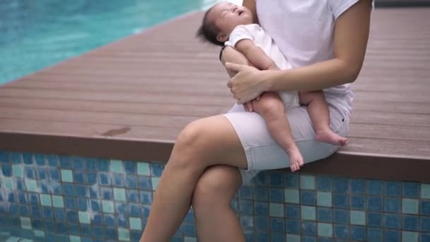 アジアの中国人若いです母とともに彼女の新生児プールによって — ストック動画