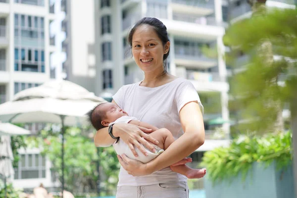 Asiático Chinês Jovem Mãe Carregando Recém Nascido Criança Livre Piscina — Fotografia de Stock