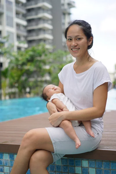 Asijské Číňanky Mladá Matka Nesoucí Novorozeně Dítě Venku Bazénu — Stock fotografie