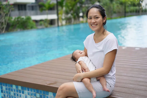 Asiatiska Kinesiska Unga Mor Bär Nyfödda Barn Utomhus Vid Poolen — Stockfoto