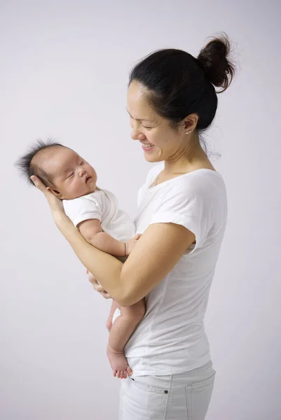 Asiática Chinesa Mãe Carregando Seu Recém Nascido Orgulhosamente Como Bebê — Fotografia de Stock