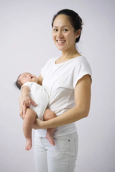 Asiática Chinesa Mãe Carregando Seu Recém Nascido Orgulhosamente Como Bebê — Fotografia de Stock