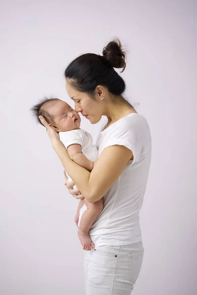 Asiática Chinesa Mãe Carregando Seu Recém Nascido Orgulhosamente Como Bebê — Fotografia de Stock