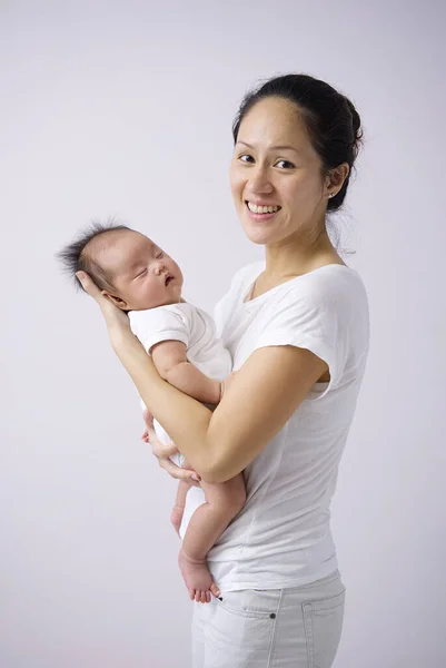 Asiática Chinesa Mãe Carregando Seu Recém Nascido Orgulhosamente Como Bebê — Fotografia de Stock