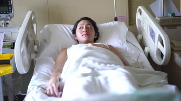 Grávida Asiática Chinesa Mulher Deitada Cama Hospital Esperando Médico — Vídeo de Stock