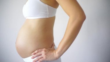 4K Asyalı Çinli Hamile Kadın karnına dokunuyor