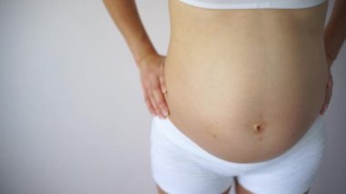 4K Asyalı Çinli Hamile Kadın karnına dokunuyor