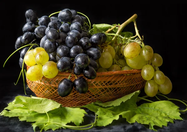 Uvas doces na mesa — Fotografia de Stock